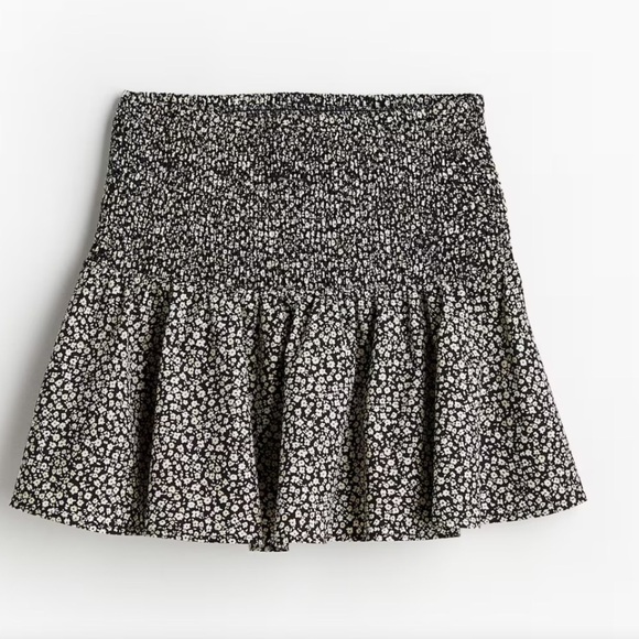 H&M SMOCKED FLORAL MINI SKIRT COLOR:Black/small flowers size Medium - Picture 1 of 12